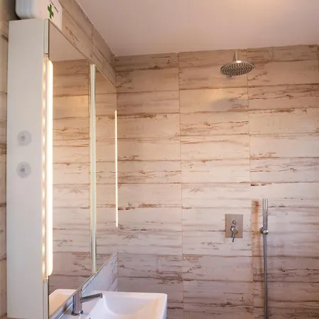 The House Roof 维拉诺瓦德卡塞拉