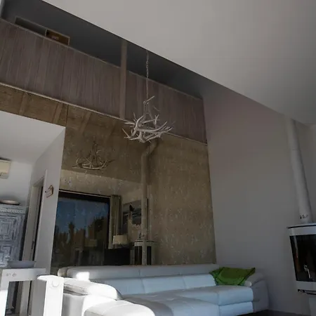 The House Roof 维拉诺瓦德卡塞拉